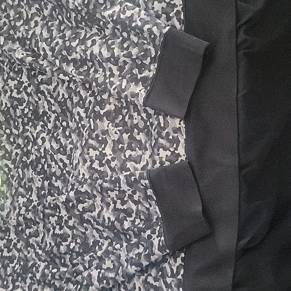 Girls Nike sweater therma fit size XL color camo yellow white black - Picture 3 of 5